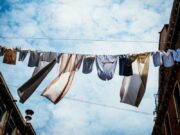 Οι γυναίκες έκαναν περισσότερες δουλειές στο σπίτι και στην καραντίνα δουλείες στο σπίτι