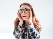 Όσοι φοράνε γυαλιά έχουν μικρότερη πιθανότητα να αρρωστήσουν από Covid-19 γυαλιά COVID-19