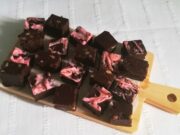 Fudge σοκολάτας με πραλίνα φουντουκιού Fudge σοκολάτας με πραλίνα φουντουκιού