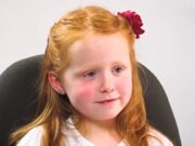 Ένα κοριτσάκι και μια γυναίκα συζητάνε για τη ζωή (βίντεο) Ένα κοριτσάκι και μια γυναίκα συζητάνε για τη ζωή (βίντεο)