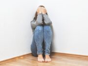 Η μοναξιά είναι μεγαλύτερη στους 25άρηδες και μικρότερη στους 60άρηδες