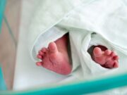 Αγοράκι γεννήθηκε θετικό στον ιό SARS-CoV-2 από μητέρα με λοίμωξη Covid-19 που ήταν σε αποδρομή