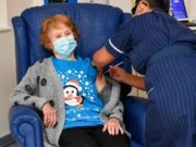 Μια 90χρονη ο πρώτος άνθρωπος στον κόσμο που έκανε το εμβόλιο της «Pfizer» Μια 90χρονη ο πρώτος άνθρωπος στον κόσμο που έκανε το εμβόλιο της Pfizer