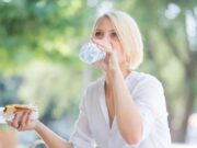 Κάνει να πίνω νερό με το φαγητό; Κάνει να πίνω νερό με το φαγητό;