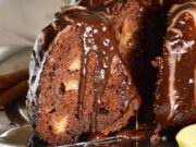 Ζουμερό σοκολατένιο κέικ με μήλα Ζουμερό σοκολατένιο κέικ με μήλα