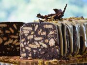 Κορμός σοκολάτας με κουβερτούρα και μπισκότα Κορμός σοκολάτας με κουβερτούρα