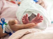 Μικρή η πιθανότητα να περάσει, άμεσα, ο κορωνοϊός από τη μητέρα στο νεογνό Μικρή η πιθανότητα να περάσει άμεσα ο κορονοϊός από τη μητέρα στο νεογνό