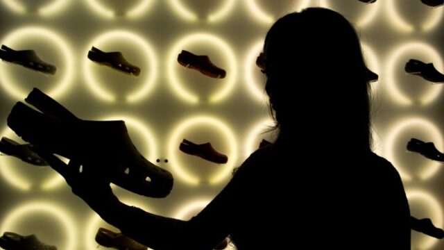 Τα Crocs κάνουν δυνατό «come back»