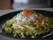 Μακαρονοσαλάτα με καπνιστό σολομό και μους αβοκάντο Μακαρονοσαλάτα με καπνιστό σολομό και μους αβοκάντο