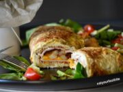 Τυλιχτή ομελέτα με τηγανητές πατάτες, ζαμπόν και τυρί Τυλιχτή ομελέτα