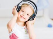 Μελέτες δείχνουν ότι η ακρόαση μουσικής κατά τη βρεφική ηλικία σχετίζεται με βελτιωμένες γλωσσικές ικανότητες ακρόαση μουσικής κατά τη βρεφική ηλικία