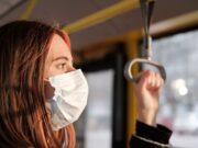 Το νέο στέλεχος του SARS-CoV-2 είναι ένας πολύ μεταδοτικός ιός, όπως η ιλαρά και η ανεμοβλογιά Το νέο στέλεχος του SARS-CoV-2 είναι ένας πολύ μεταδοτικός ιός, όπως η ιλαρά και η ανεμοβλογιά