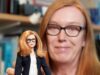 Μια κούκλα Barbie προς τιμή της βρετανίδας επιστήμονα που συνδημιούργησε το εμβόλιο της «AstraZeneca» κατά της covid-19