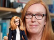 Μια κούκλα Barbie προς τιμή της βρετανίδας επιστήμονα που συνδημιούργησε το εμβόλιο της «AstraZeneca» κατά της covid-19