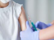 Ο πλήρης εμβολιασμός μειώνει, στο μισό, τον κίνδυνο για μακρόχρονη Covid-19