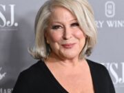 Η Μπέτι Μίντλερ ζητάει από τις γυναίκες να απέχουν από το σεξ Μπέτι Μίντλερ