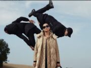 Μοντέλα του «Burberry» πετούν μέσα από… σταροχώραφα Μοντέλα του Burberry πετούν μέσα από... σταροχώραφα