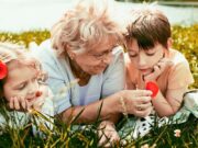 Οι γιαγιάδες μπορεί να νιώθουν πιο δεμένες συναισθηματικά με τα εγγόνια τους, παρά με τα παιδιά τους Οι γιαγιάδες μπορεί να νιώθουν πιο δεμένες συναισθηματικά με τα εγγόνια τους παρά με τα παιδιά τους