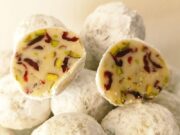 Τρουφάκια λευκής σοκολάτας με φιστίκια Αιγίνης και cranberries Τρουφάκια λευκής σοκολάτας με φιστίκια Αιγίνης και cranberries