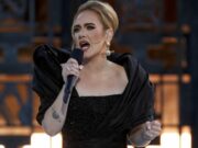 Η Αντέλ με διπλή «πρωτιά» στα βρετανικά τσαρτς