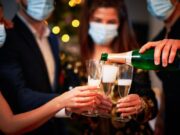 Χριστούγεννα και Πρωτοχρονιά στη «σκιά» της «Όμικρον» – Οδηγίες για προστασία και μείωση της διασποράς