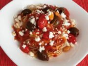 Ελιές στιφάδο με ζυμαρικά Ελιές στιφάδο