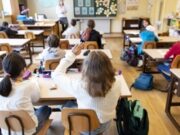 Με επιπλέον τεστ για εμβολιασμένους και ανεμβολίαστους επιστρέφουν αύριο οι μαθητές στα σχολεία