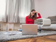 Υπάρχουν πολλοί κίνδυνοι στη σωματική και ψυχική υγεία λόγω τηλεργασίας Υπάρχουν πολλοί κίνδυνοι στη σωματική και ψυχική υγεία λόγω τηλεργασίας