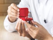 Νεαρός ερωτευμένος έκανε πρόταση γάμου στην αγαπημένη του στο σουπερμάρκετ πρόταση γάμου