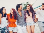 Στην Ελλάδα περνάμε πάνω από 10.000 ημέρες γελώντας μαζί με τους φίλους μας Στην Ελλάδα περνάμε πάνω από 10.000 ημέρες γελώντας μαζί με τους φίλους μας