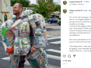 Φόρεσε τα ενός μηνός απορρίμματά του απορρίμματά