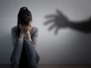 Sextortion: Τι είναι ο σεξουαλικός εκβιασμός και τι πρέπει να γνωρίζουν οι γονείς, για να προστατεύσουν τους εφήβους Sextortion