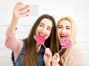 10 κόλπα για να φαίνεστε πάντα καλά στις φωτογραφίες (βίντεο) 10 κόλπα για να φαίνεστε πάντα καλά στις φωτογραφίες