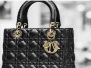 «Lady Dior»: Η ξεχωριστή τσάντα της πριγκίπισσας Νταϊάνα κυκλοφορεί ξανά Η ξεχωριστή τσάντα της πριγκίπισσας Νταϊάνα κυκλοφορεί ξανά