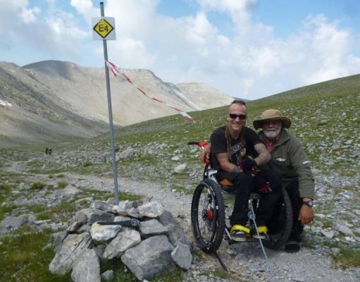 Ζευγάρι διοργανώνει αθλητικές και ψυχαγωγικές δραστηριότητες για ΑμεΑ στις κορυφές των βουνών και στη θάλασσα Ζευγάρι διοργανώνει αθλητικές και ψυχαγωγικές δραστηριότητες για ΑμεΑ στις κορυφές των βουνών και στη θάλασσα