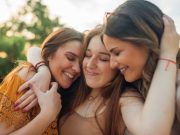 Πόσες αγκαλιές χρειαζόμαστε καθημερινά; Πόσες αγκαλιές χρειαζόμαστε καθημερινά;