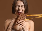 Stress eating: πώς το άγχος μάς παχαίνει; Stress eating: πώς το άγχος μάς παχαίνει;