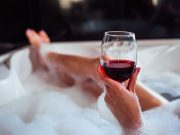 1 ή 2 ποτήρια κρασί πριν τον ύπνο μπορεί να βοηθήσει στην απώλεια βάρους