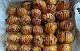 Αρωματικές πατάτες «ακορντεόν» στον φούρνο Αρωματικές πατάτες «ακορντεόν» στον φούρνο