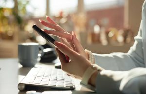 Social Media: Γιατί το scrolling σκοτώνει τη στρατηγική σου scrolling