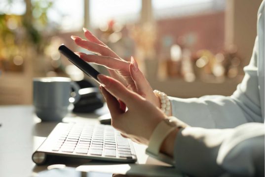 Social Media: Γιατί το scrolling σκοτώνει τη στρατηγική σου scrolling