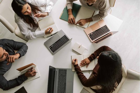 Quiet Quitting vs Quiet Thriving: η νέα νοοτροπία γύρω από την επιτυχία quiet thriving